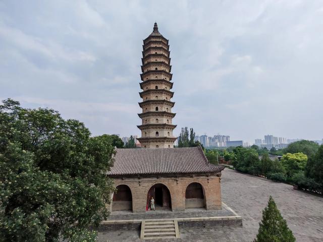 老太原了，第一次登上这个城市象征的“双塔”