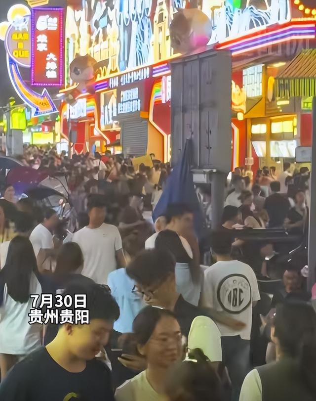 贵州文旅赢麻了！全国游客蜂拥而至，人潮汹涌，避暑胜地名不虚传