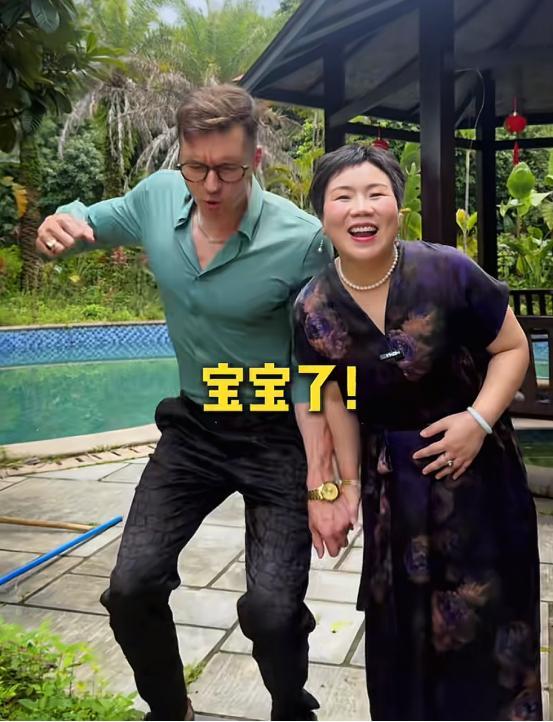 爱情乱了年纪！46岁大妈嫁儿子同学，绝经前怀混血儿，现生活幸福