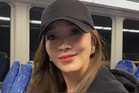 侯佩岑带娃悉尼旅行，与6岁小儿子亲吻母爱爆棚，大儿子身高优越图片