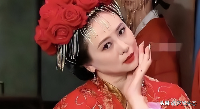 落难的凤凰不如鸡，这些沦落到给景区打工的明星，一个比一个心酸