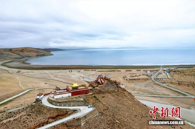 （辉煌60载 魅力新西藏）西藏阿里：游客尽享玛旁雍错、拉昂错夏日风光