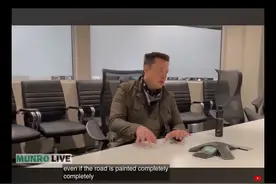 “UFO落路上也不能撞”！马斯克谈自动驾驶：不碰撞是第一要义，即便道路标线完全画错图片