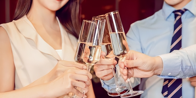 性商教母风波再升级！官媒不留脸面点评，字字直戳“媚男女	”心窝