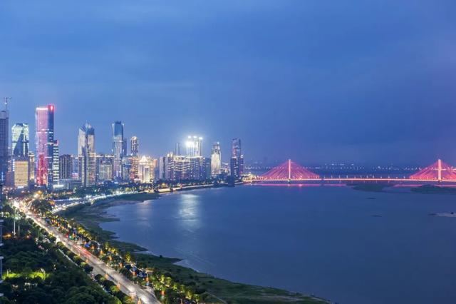 今年国庆，为什么是这座城拿了爽文剧本？