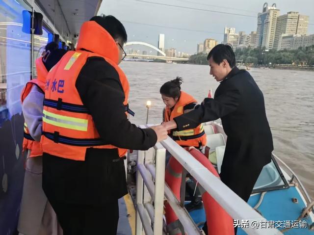夜游黄河船如织 服务暖心客自来——兰州国庆水上旅游人气旺体验佳