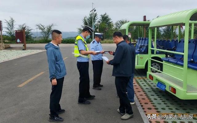 赏景不忘守交规 交警与您共护老牛湾“平安色”