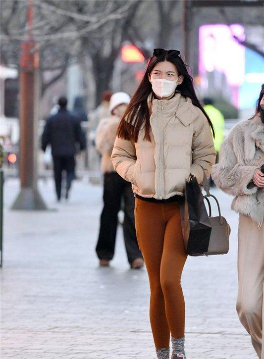 冬季穿着有瑜伽裤，也是对自己身材自信，还是要注意保暖