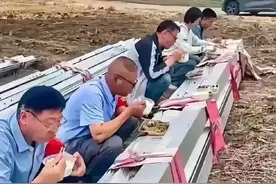 田间地头：干部下基层的照片引热议，到底是在工作，还是在作秀？图片