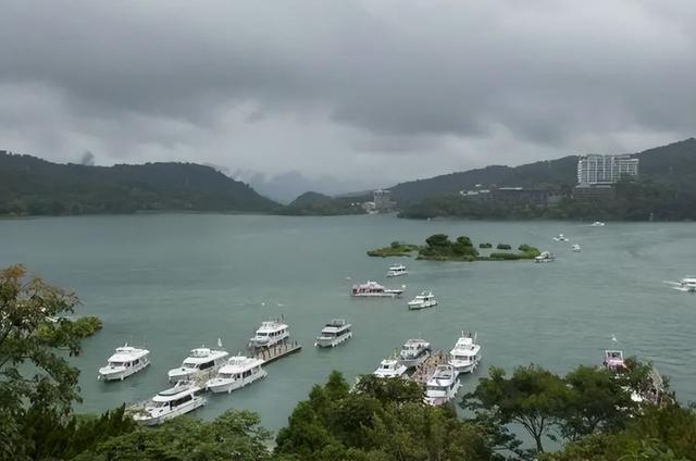 中美交锋进入新阶段！新华社连发七项“统一后”利好，特朗普专机上改口：或许该各自让一步？