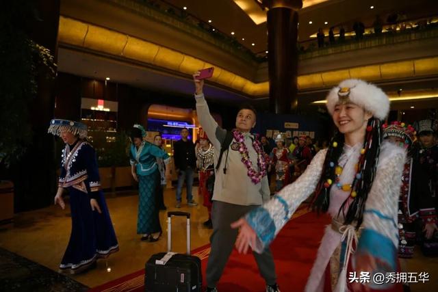 冬日氛围感拉满！跟着香港明星足球队，解锁翠湖海鸥+梧桐黄墙的浪漫剧本