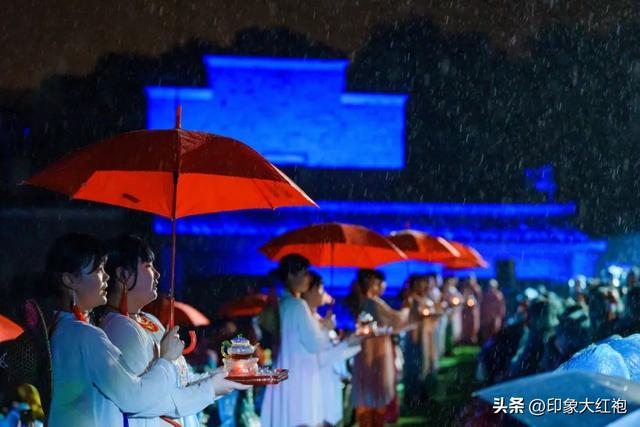 火力全开！印象大红袍上演一夜四场，雨打不散的热爱！