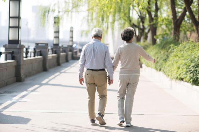 医生发现：坚持走路锻炼的老人，过不了半个月，会迎来4大变化