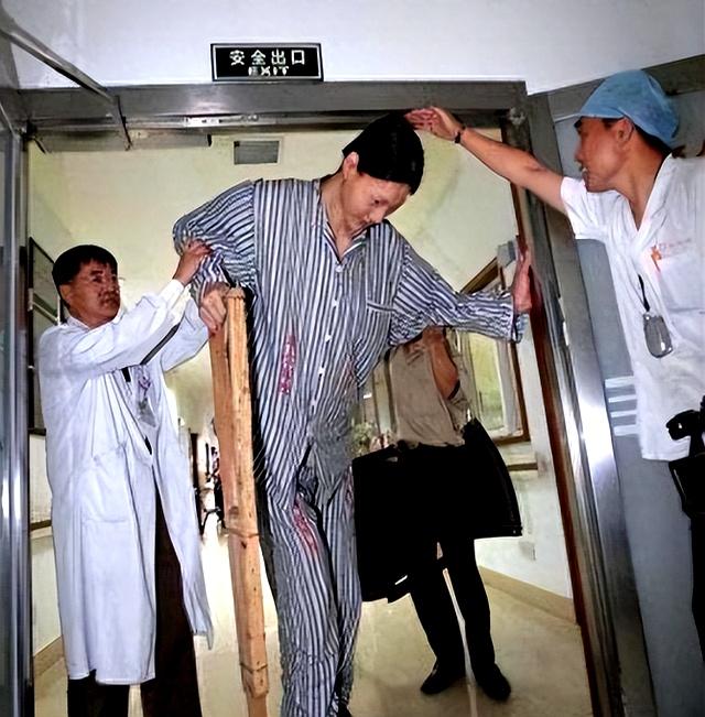 世界第一女巨人来自中国安徽，穿78码的鞋子，一顿饭吃六碗炒面