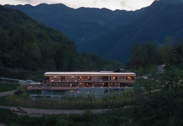 8月去撒野！跟着王安宇、魏大勋一起探天坑、穿云海、入秘境