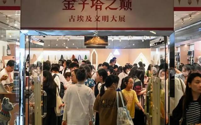 上海高精力牛马半夜 3 点排博物馆约会!上博埃及展年赚 7 亿法老加班