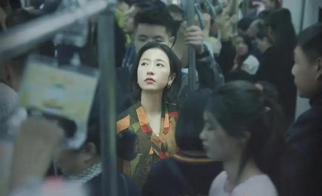 长江两岸，两个失业中女的镜像人生 | 人间