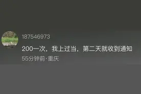 爸爸带女儿站路边举牌求车滋水；评论区网友比当事人还操心！图片