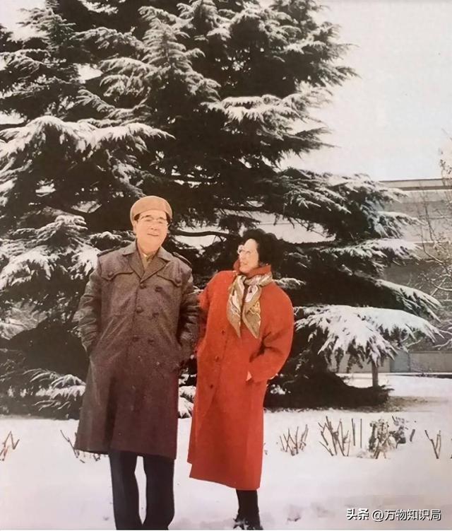 李鹏总理年轻时有多帅？1959年在吉林的留影，他31岁，英俊潇洒