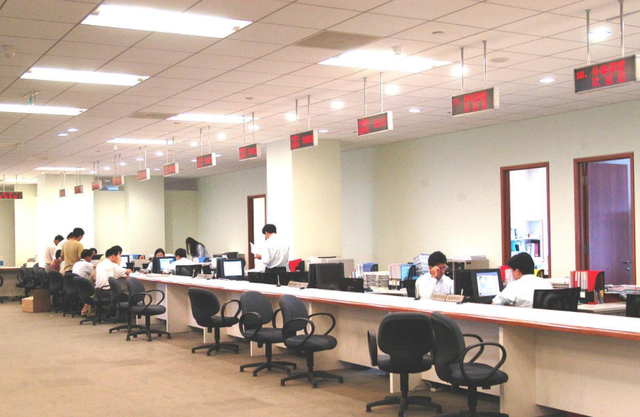 比私企裁员更狠！体制内大地震：退三进一， AI正抢走公务员的饭碗