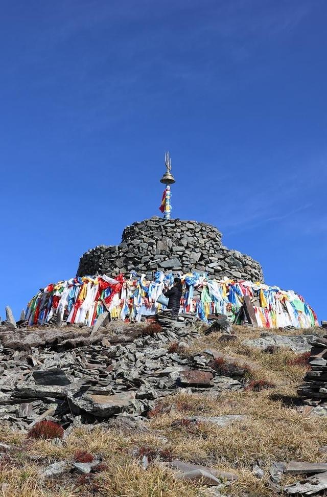 登上新疆云霄峰，一览四国景！