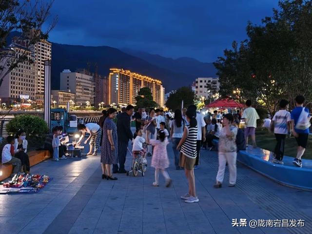 避暑胜地·康养宕昌｜夜逛宕昌：从舌尖到脚尖，游客乐不停