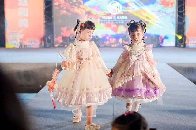 嗨玩购集团旗下品牌厵、W亮相真武庙世遗文化游园会