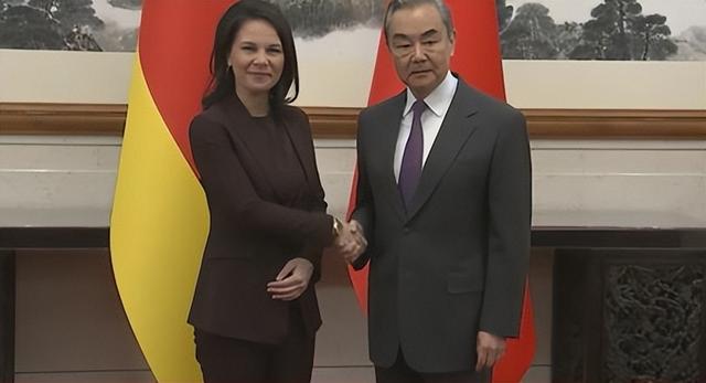 50多国遭关税重击，唯独不动中国，美高官放风，中美将有大事发生