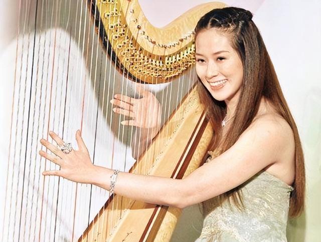 她14岁“倾国倾城”，被首富看中花10亿娶回家，8年生下4胎