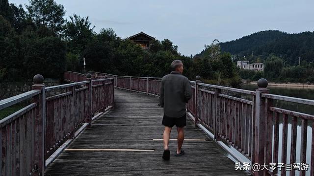 自驾路上的“假夫妻”：他扛行李她买水，背后藏着千万老人的孤独