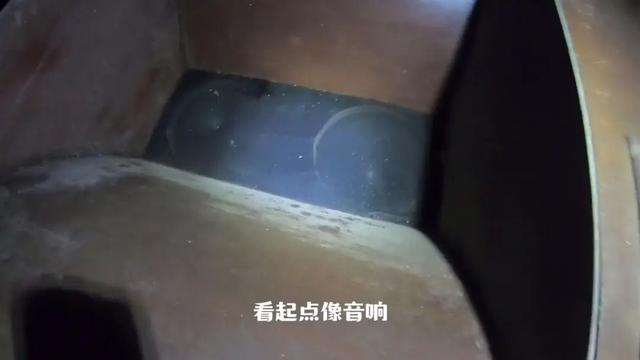 重庆巴南废弃了20多年的电影院，里面还遗留了大量上世纪的老物件