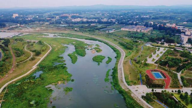 泌阳月儿湾公园对面，有一处沙滩公园