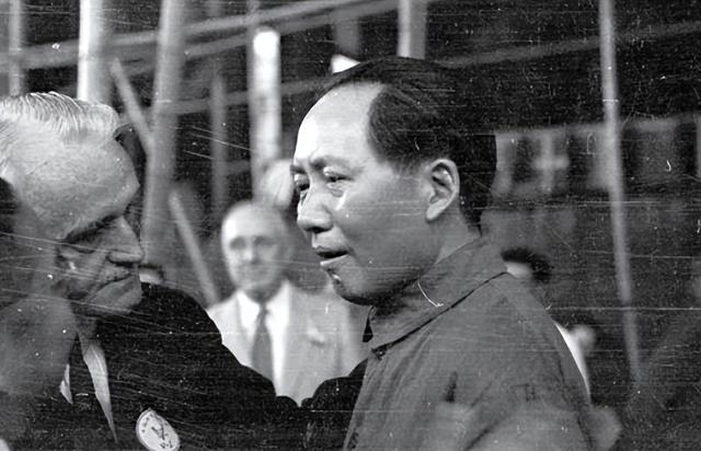 重庆谈判时，蒋介石决定让毛主席担任新疆省长，主席的回应太高明
