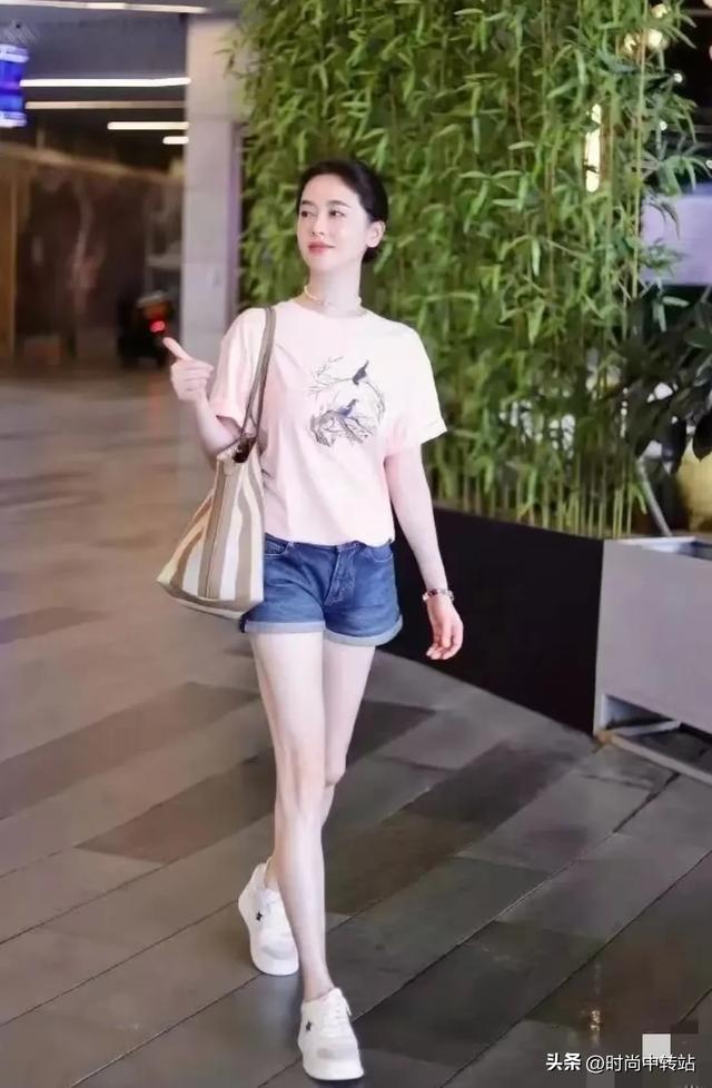 48岁左小青，非得这样吗，这腿真的一言难尽，太瘦了真不好看