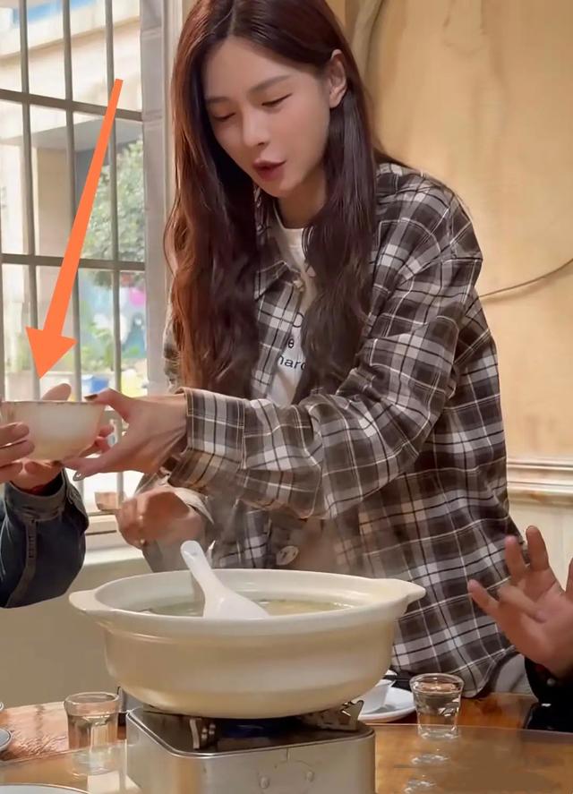 沈梦辰组局请吃饭，无牌饭馆一天只接两桌客，汪涵埋头干饭像老头