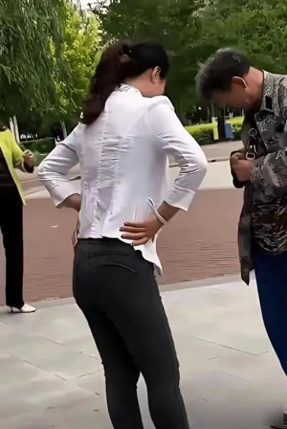 公园一角惊现“交易舞”，大爷花钱大妈收费，钱不到位碰都不能碰