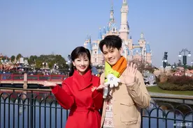 赵雅芝和38岁儿子游迪士尼：重温小时候游玩的时光图片