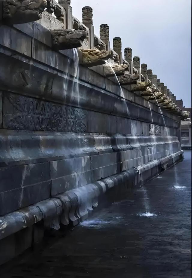故宫暴雨惊现“千龙吐水”！古人排水黑科技，让现代工程师汗颜？