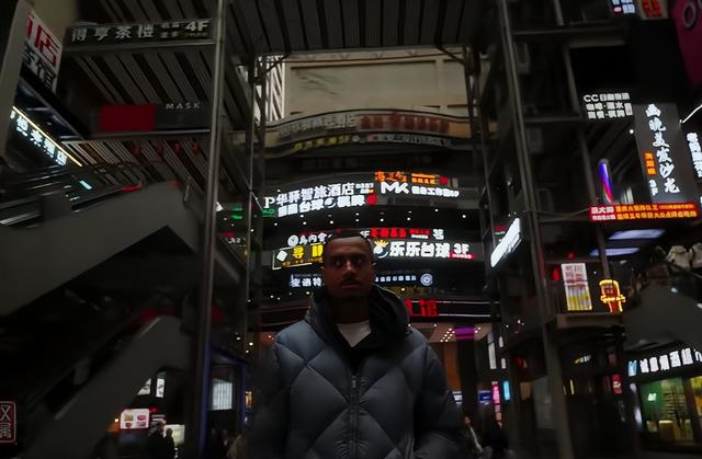 法国小伙第一次来中国旅行震惊不已，直呼自己来到了“假中国”！