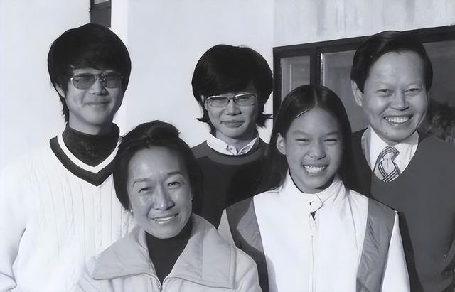 杨振宁家庭情况曝光：三个儿女无人继承物理学，与翁帆关系也很好