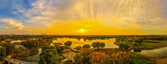 晚霞映照下的宁阳洸河湿地公园