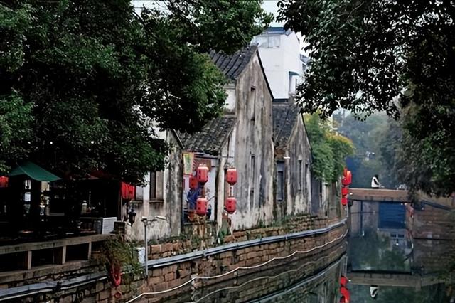 淀粉肠、汉服店、网红路牌，古镇三件套背后，藏着有钱但不多的痛