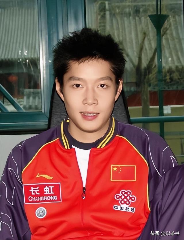稀罕的男乒聚餐合影：王皓人群中特显眼，邱贻可的脸果然名不虚传