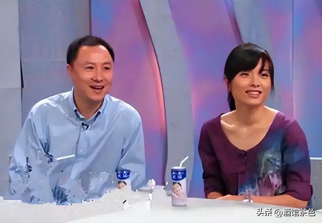 她26岁成双料影后，二婚嫁靳东高龄生下两子，今48岁美得自信从容