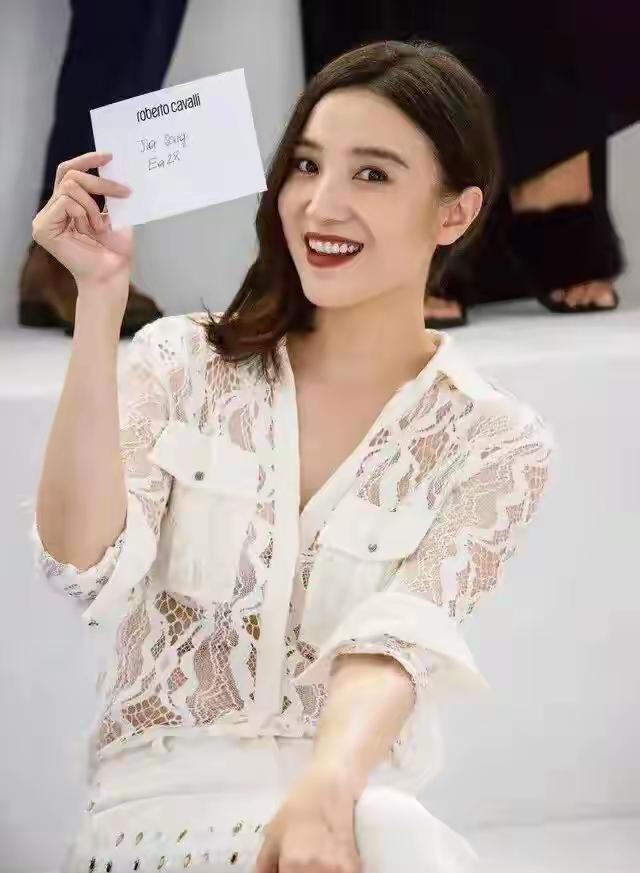 有种尤物叫宋佳，上半身全靠俩口袋罩住，解几颗扣子太撩人