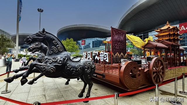 走进武汉国博中心，领略花车魅力