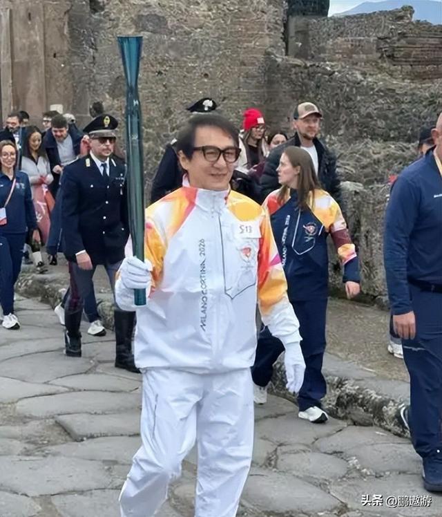 官媒对成龙的称呼变了，三字之差释放强烈信号，王晶的话有人信了