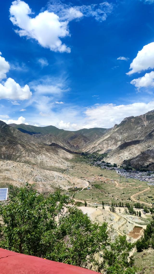 两登拉萨色拉寺后山，上升600米，山顶海拔4200米，经幡飘扬