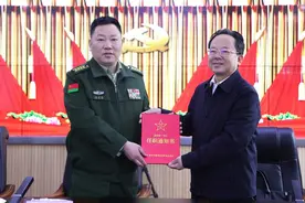 黄建平任通城县人武部党委第一书记图片