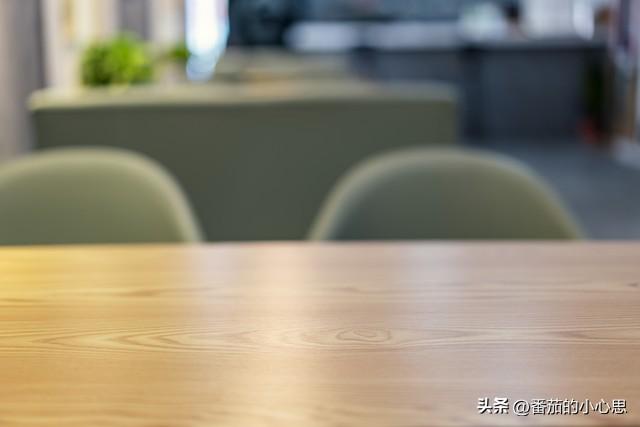 前药房主任50岁，借口眼神不好，要调岗，大家不理解，他笑而不答
